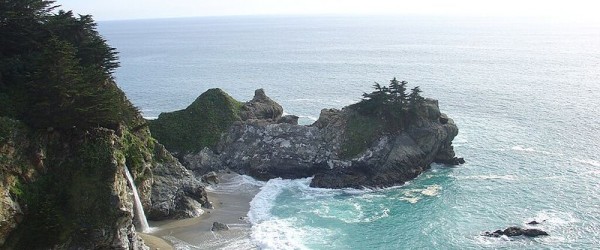 McWay Cove, Julia Pfeiffer Burns State Park (y Kbob at en.wikipedia (Original textÂ : Kian Wright) [CC-BY-SA-2.5 (www.creativecommons.org/licenses/by-sa/2.5)], from Wikimedia Commons)